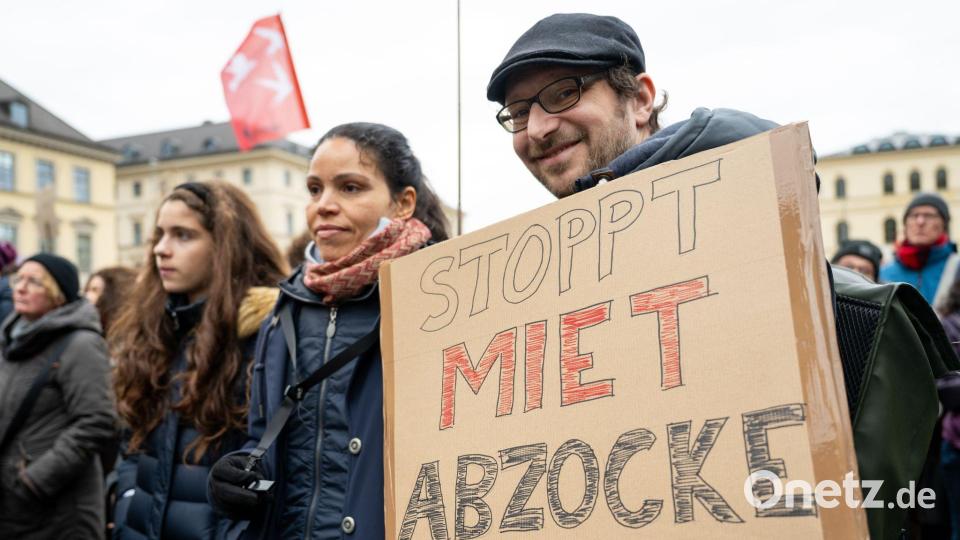 Die Demonstrantinnen und Demonstranten verlangen bezahlbaren Wohnraum. Bild: Lennart Preiss/dpa
