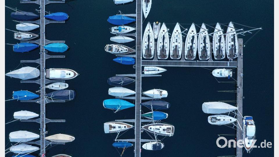 Wer sein Boot in einem der Häfen am Bodensee parken will, muss oft jahrzehntelang warten. (Archivbild) Bild: Felix Kästle/dpa