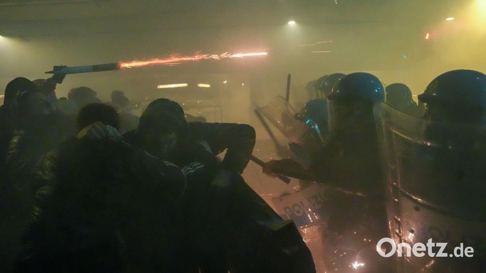 Demonstranten und Polizisten gerieten aneinander. Bild: Claudio Furlan/LaPresse/AP/dpa