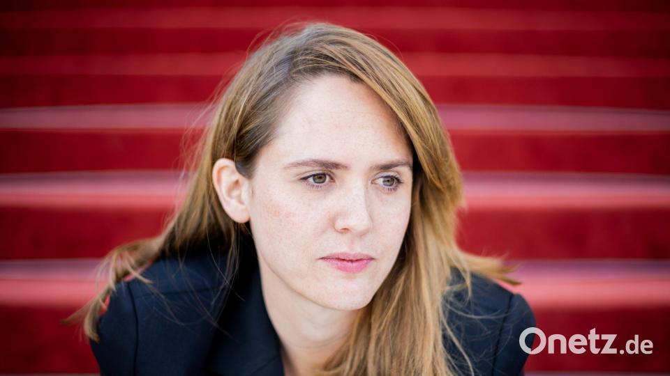 Schauspielerin Emily Cox übernimmt als neue Rechtsmedizinerin Mala Murphy im Thüringenkrimi „Gerechtigkeit“. (Archivbild) Bild: Christoph Soeder/dpa