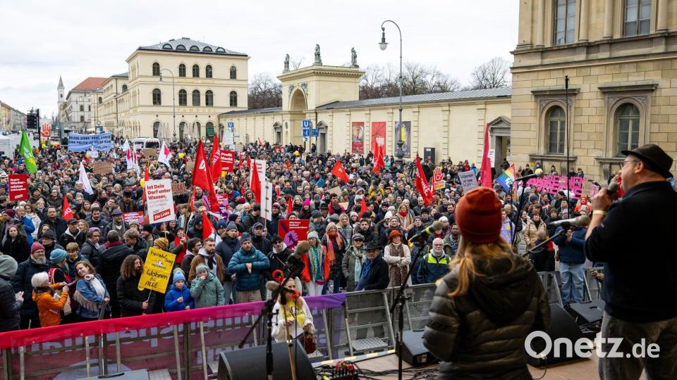 Die Veranstalter sprachen von rund 10.000 Menschen. Bild: Lennart Preiss/dpa