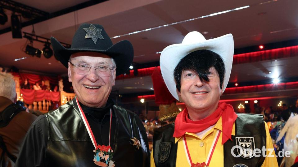 Zwei Innenminister im Fasching: Bayerns Ressortchef Joachim Herrmann und Bundesminister Alexander Dobrindt (beide CSU). Bild: Daniel Löb/dpa