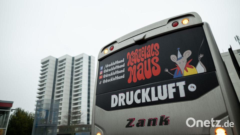Die „Karnevalsmaus“ ist bei Auftritten von Druckluft allgegenwärtig - auch auf dem Bus. (Archivbild) Bild: Fabian Strauch/dpa