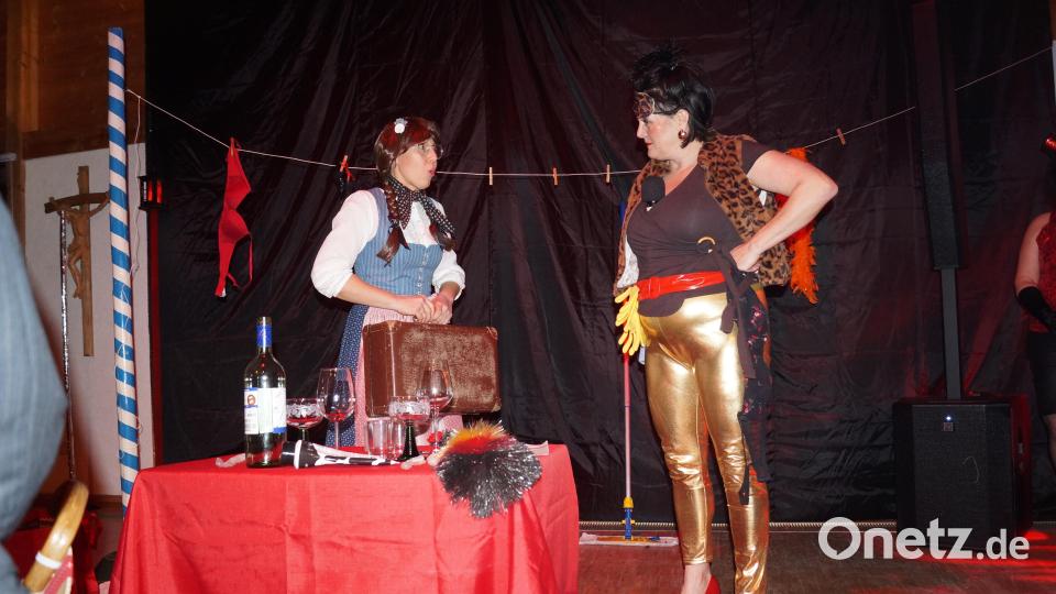 Ingeborg ( Bianca Gietl ) rechts bekam Unterstützung zum Reinigen des Etablissement, aus Österreich ( Evelyn Reis ) , doch Sprachbarrieren sorgten für großes Gelächter im Publikum. Bild: slh