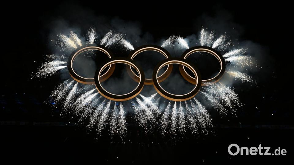 Feuerwerk wird an den olympischen Ringen bei der Eröffnungsfeier der Olympischen Winterspiele Mailand Cortina 2026 gezündet. Bild: Peter Kneffel/dpa-POOL/dpa