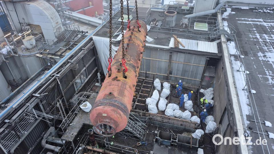Die Kesseltrommel der Ofenlinie 3 am Haken des Baukranes. Bild: Stefan Karl