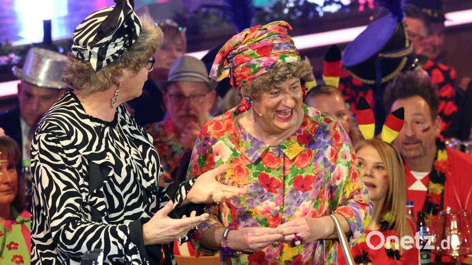 Waltraud (l) und Mariechen treten während der BR-Livesendung "Fastnacht in Franken" in den Mainfrankensälen auf. Bei der Prunksitzung des Fastnachtverbandes Franken müssen traditionell Politiker Spott und Narretei ertragen. Bild: Daniel Löb/dpa