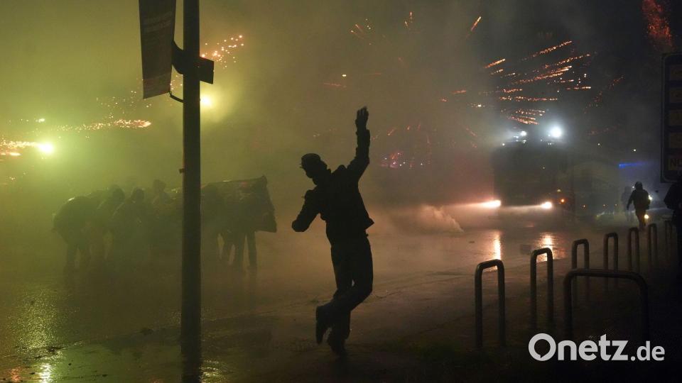 Der Protest richtete sich unter anderem gegen die Anwesenheit von Beamten der US-Einwanderungspolizei ICE bei den Winterspielen. Bild: Claudio Furlan/LaPresse/AP/dpa