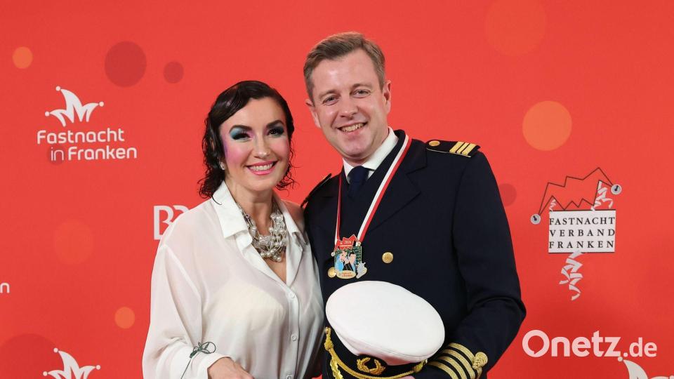 Dorothee Bär kommt mit ihrem Ehemann zur BR-Livesendung "Fastnacht in Franken". Bild: Daniel Löb/dpa