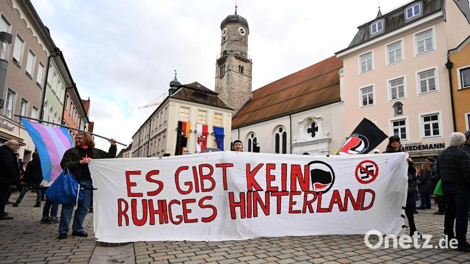 Die Demonstranten wollten auch zeigen: „Es gibt kein ruhiges Hinterland“ Bild: Felix Hörhager/dpa