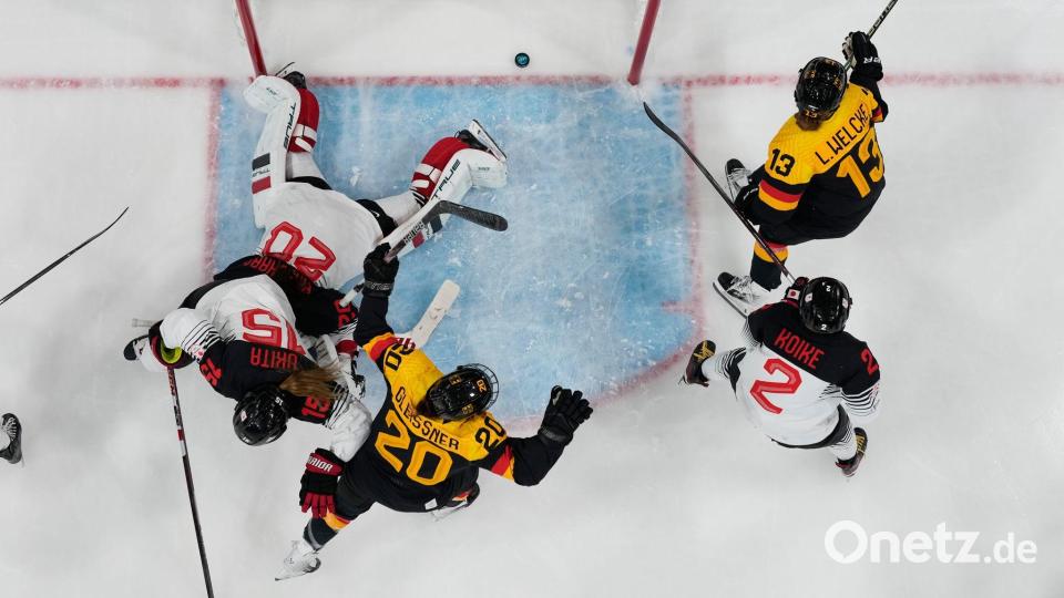 Schon nach 44 Sekunden erzielten die deutschen Eishockey-Frauen das 1:0. Bild: Darko Bandic/AP/dpa