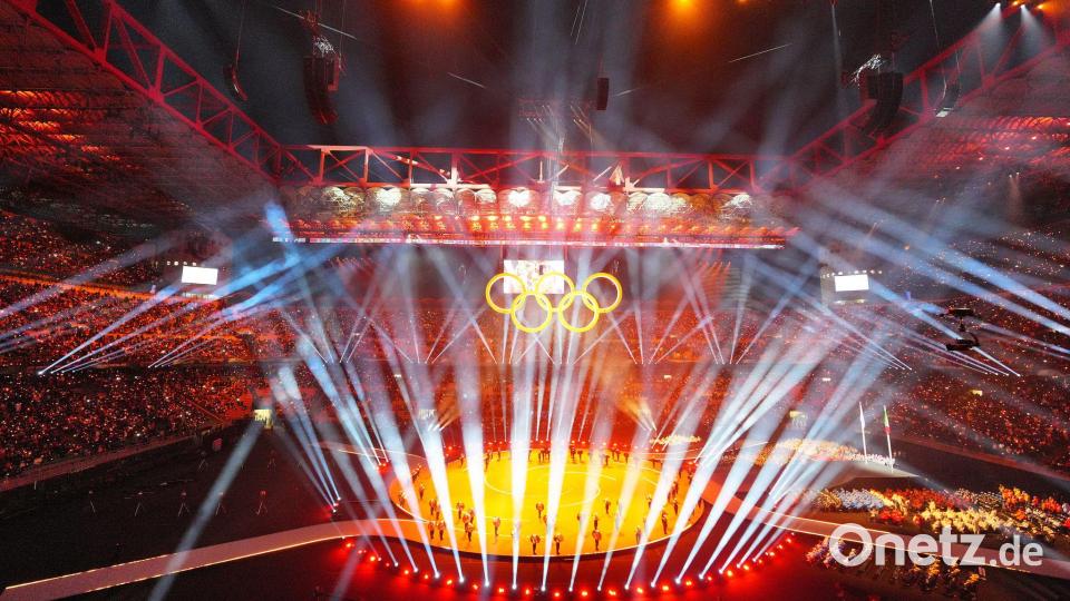 Ein buntes Spektakel eröffnete die Winterspiele in Norditalien. Bild: Michael Kappeler/dpa