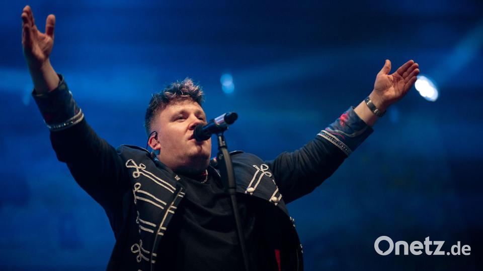 Sänger Florian Hertel fiel der Refrain im Auto ein. (Archivfoto) Bild: Fabian Strauch/dpa