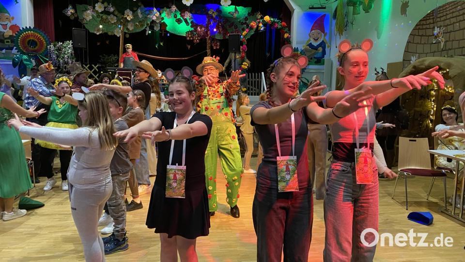 Die Ministranten-Mäuse sorgten für Belebung im Pfarrgarten und hatten "oben, unten, vorne, hinten ... überall gute Laune". Bild: aub