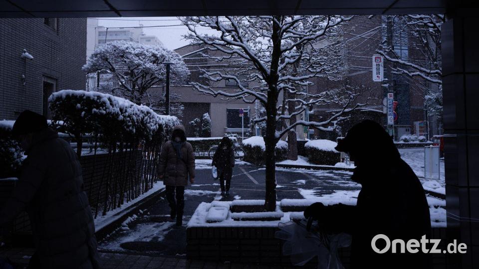 Wähler betreten ein Wahllokal in Tokio während der Unterhauswahlen in Japan. Bild: Louise Delmotte/AP/dpa