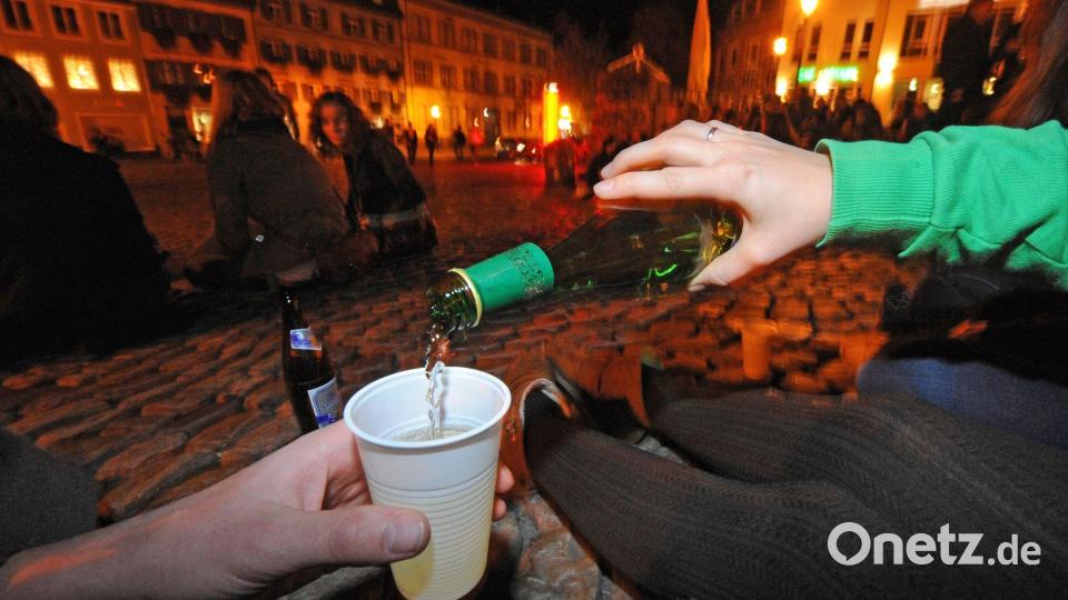 Alkoholkonsum spielt bei Jugendlichen weiter eine Rolle (Symbolbild) Bild: picture alliance / dpa