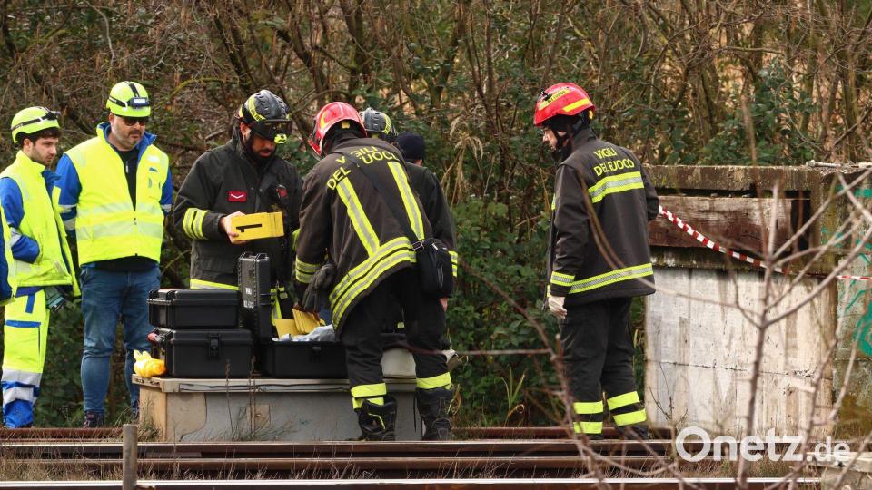 Einsatzkräfte prüfen in der Nähe des Bahnhofs von Pesaro das Ausmaß der Schäden. Bild: Davide Gennari/LaPresse via ZUMA Press/dpa