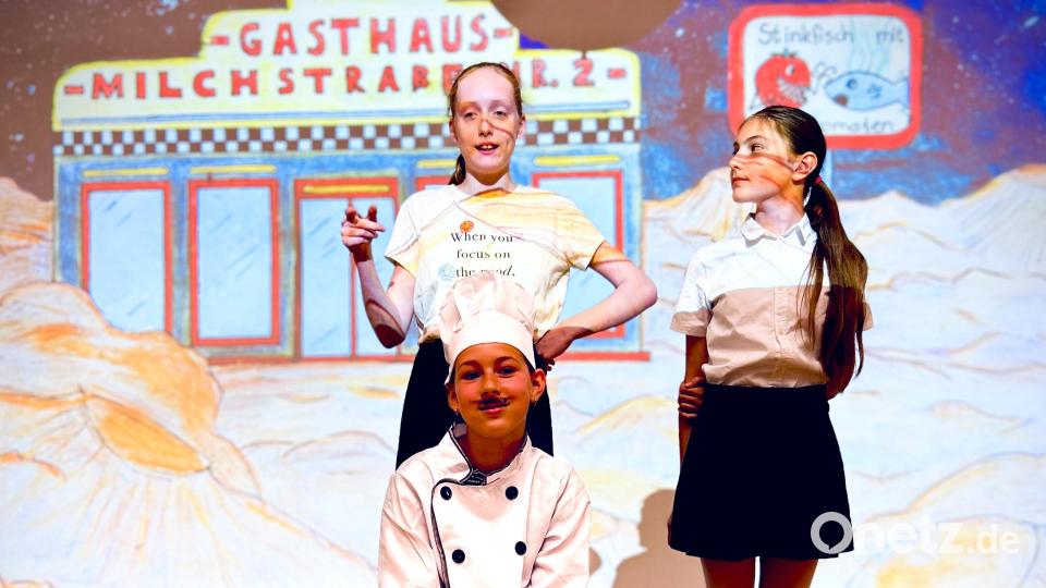 Das Weltall ist leer? Weit gefehlt! Schon bei "Milchstraße No. 2" zeigte die Musicalklasse des Max-Reger-Gymnasiums ihr Können. Auch bei den 33. Amberger Schultheatertagen dürfen sich Zuschauer auf liebevoll gestaltete Bühnen und Kostüme freuen. Symbolbild:  Matthias Dietz/MRG