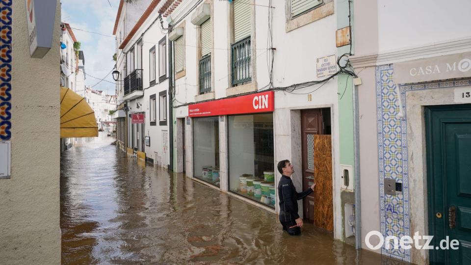 In vielen Städten Portugals wie hier in Alcacer do Sal stand das Wasser zeitweise fast hüfthoch in den Straßen. Bild: Ana Brigida/AP/dpa