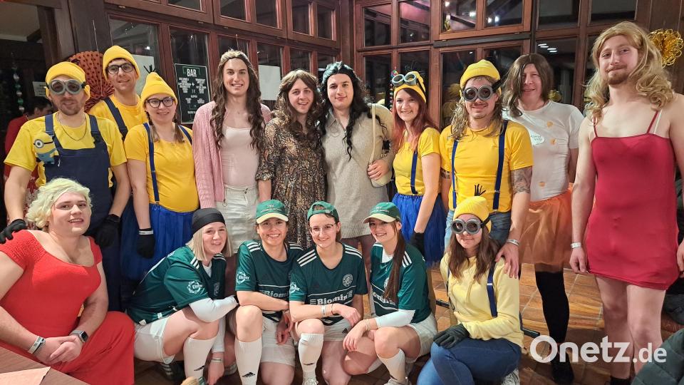 Viele Masken gab es zu sehen. Nicht in jedem Kleid steckt auch eine Frau. Bild: wel