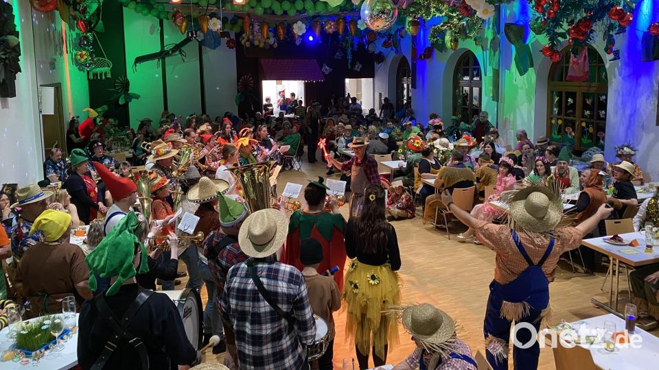 Die Jugendblaskapelle ließ mit ihren heißen Rhythmen die Stimmung und die Temperatur im Saal sprunghaft ansteigen. Bild: aub