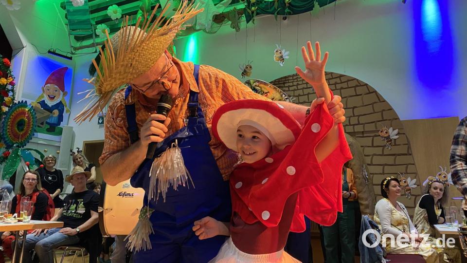 Ein Markenzeichen des Nabburger Pfarrfaschings ist die fröhliche Stimmung für Jung und Alt. Bild: aub