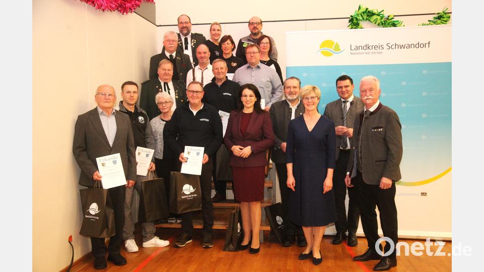 Aus der Hand der Ehrengäste nahmen diese Sportfunktionäre Urkunden und Geschenke entgegen. Der Landkreissportverband zeichnete sie für langjährige ehrenamtliche Tätigkeit im Verein aus. Bild: Hirsch