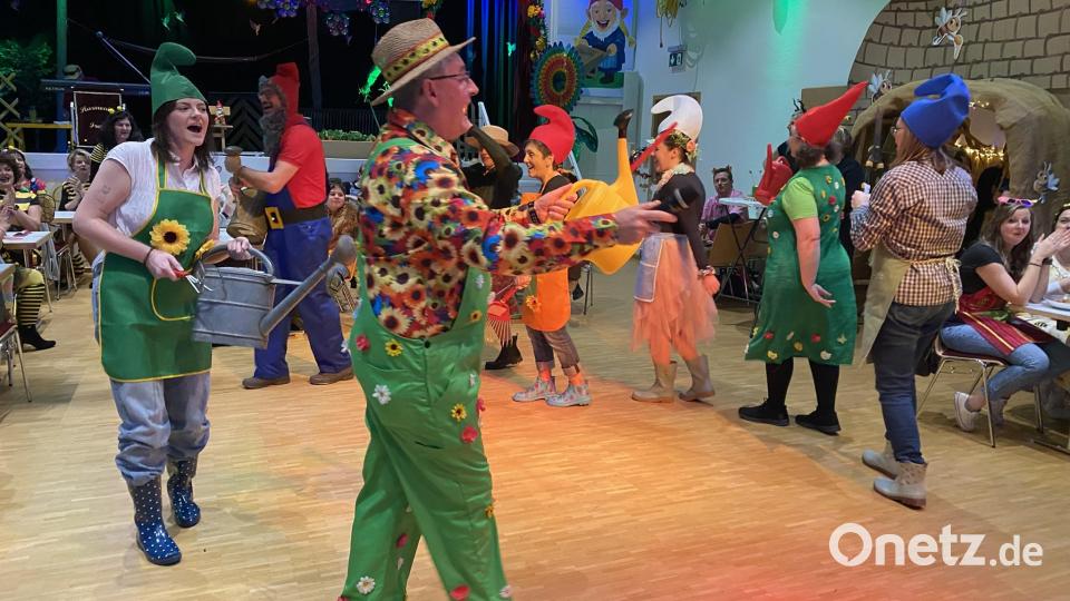 Mit Gartengeräten, zweckentfremdet zu Musikinstrumenten, zog der Pfarrgemeinderat zum Auftakt in den Saal des Jugendwerks ein. Bild: aub