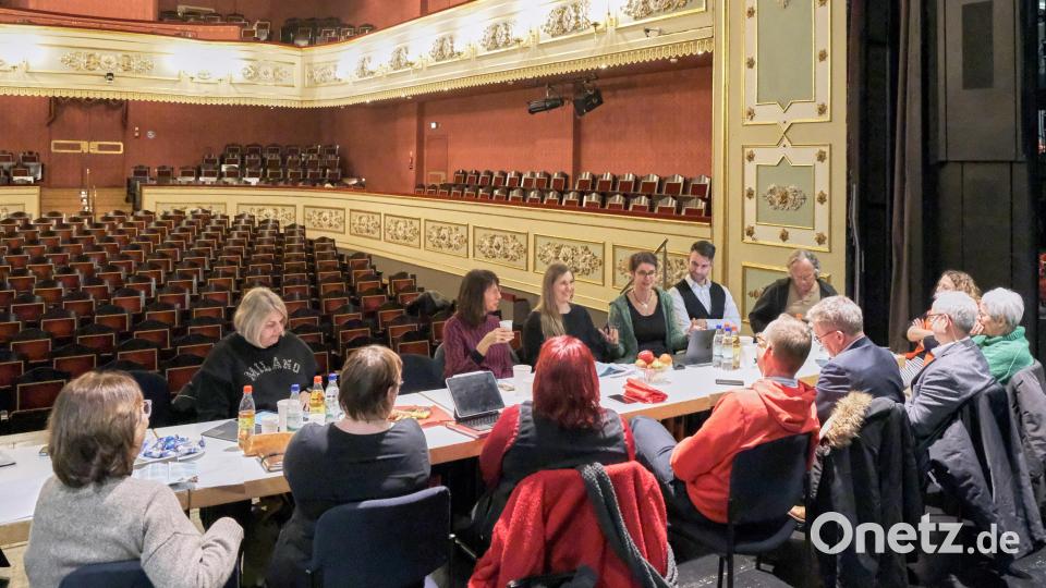 Auf der Bühne des Stadttheaters ist das Programm der 33. Amberger Schultheatertage 2026 vorgestellt worden. Bild: Peter Ringeisen