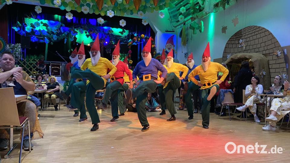 Der Höhepunkt des Abends war das Männerballett als Zwergentruppe. Die Zugabe-Rufe wollten gar nicht mehr aufhören. Bild: aub