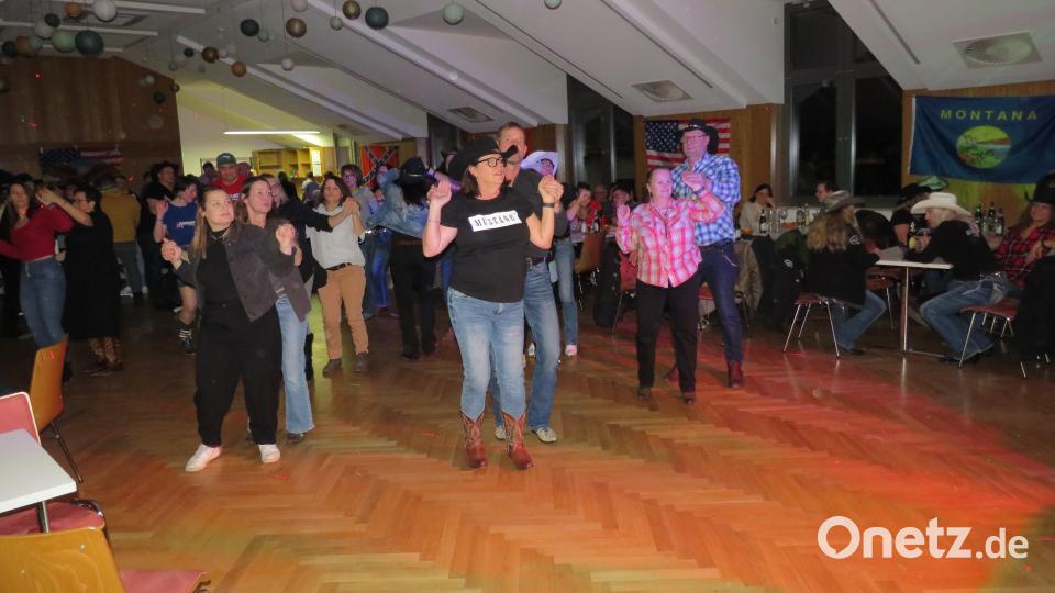 Linedancer zeigen beim Benefizkonzert in Parkstein ihre Figuren. Bild: adj