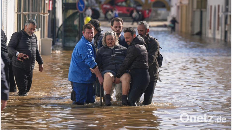 Zehntausende Helfer sind in Portugal und Spanien seit Wochen gegen die Folgen einer ganzen Serie schwerer Winterstürme im Einsatz. Bild: Ana Brigida/AP/dpa