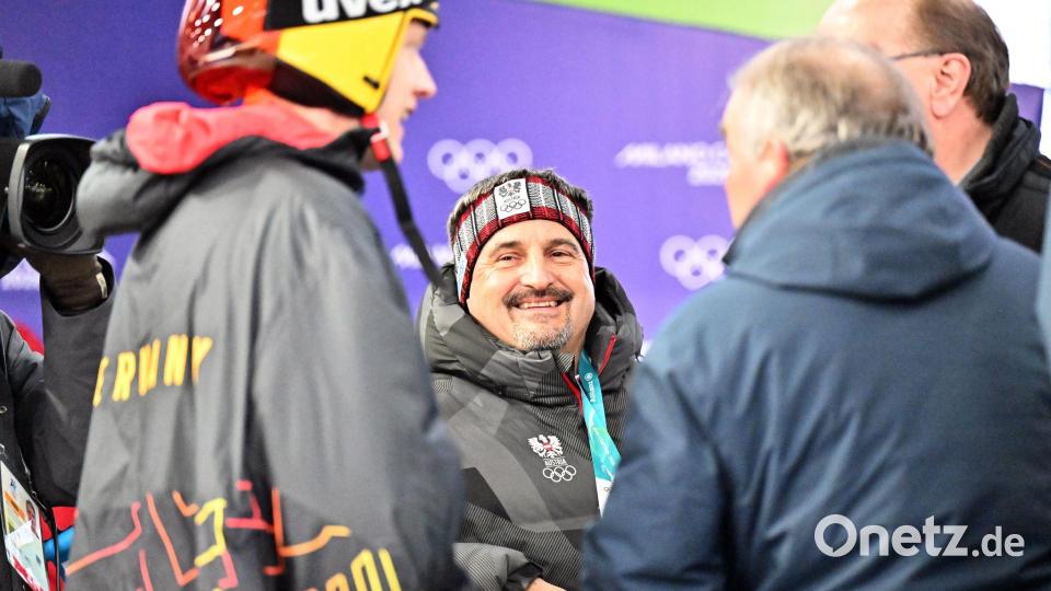 Georg Hackl (m) kann nach seinem Sturz mit einer ausgekugelten Schulter wieder lachen. Bild: Robert Michael/dpa