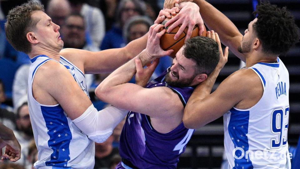 Moritz Wagner (l) und die Orlando Magic erkämpfen einen Sieg gegen die Utah Jazz. Bild: Phelan M. Ebenhack/AP/dpa