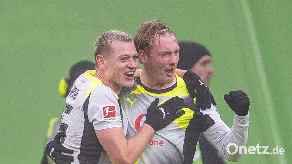 Zurückhaltender Torjubler: BVB-Spieler Julian Brandt (r) Bild: David Inderlied/dpa