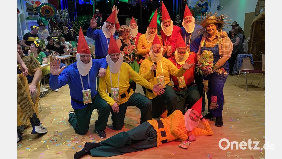 Statt nur eines Schneewittchens standen bei der Zwergentruppe des Männerballetts gleich zwei Frauen im Mittelpunkt: Maria Six (hinten, Zweite von links) als Choreographin und Sabine Hayn (rechts), die für die Kostüme zuständig war. Bild: aub