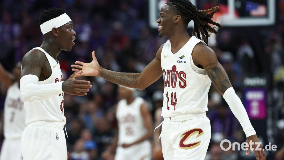 Dennis Schröder (l) feiert eine erfolgreiche Rückkehr nach Sacramento. Bild: Sara Nevis/AP/dpa