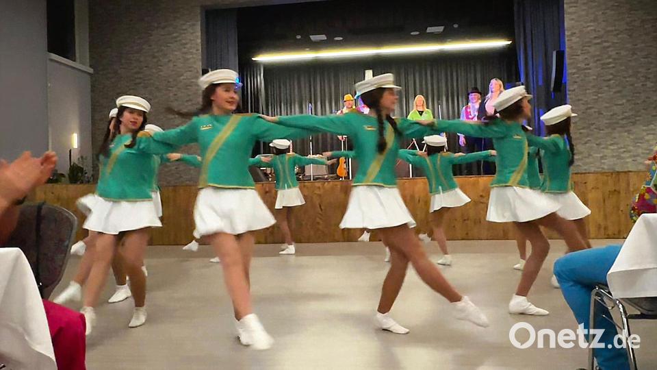 Für ihre schwungvollen Tänze ernteten die Junioren der Faschingsgesellschaft Grün-Weiß viel Applaus Bild: Stella Welnhofer