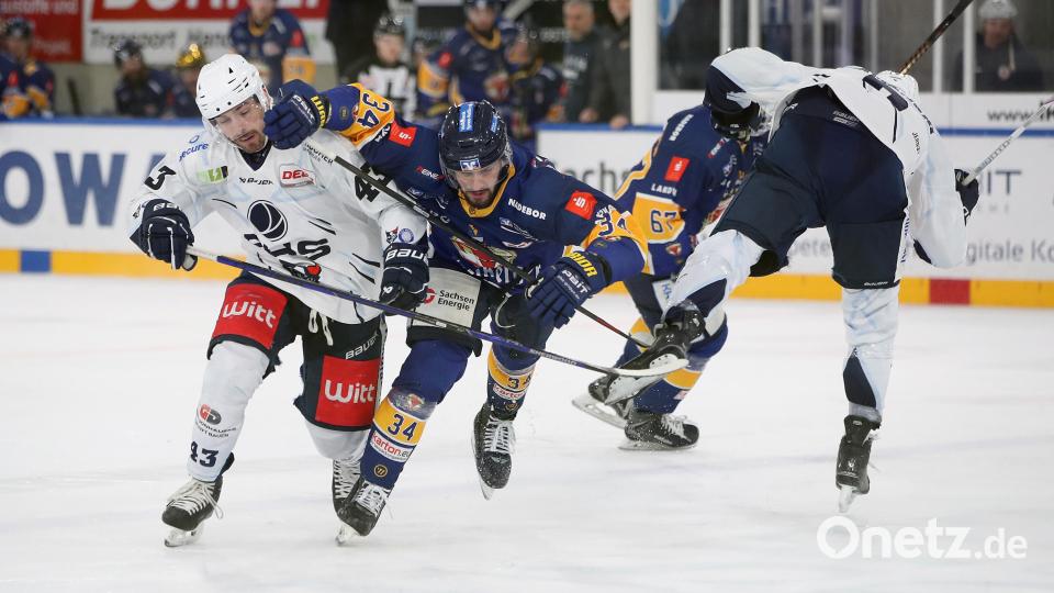 Die spielentscheidende Szene: Der Weidener Neal Samanski (rechts) kassierte nach einem Kniecheck gegen Alexander Dosch eine Spieldauerdisziplinarstrafe. Fabian Ribnitzky (links) und Co. kassierten in der daraus resultierenden fünfminütigen Unterzahl zwei Gegentore. Bild: Thomas Heide