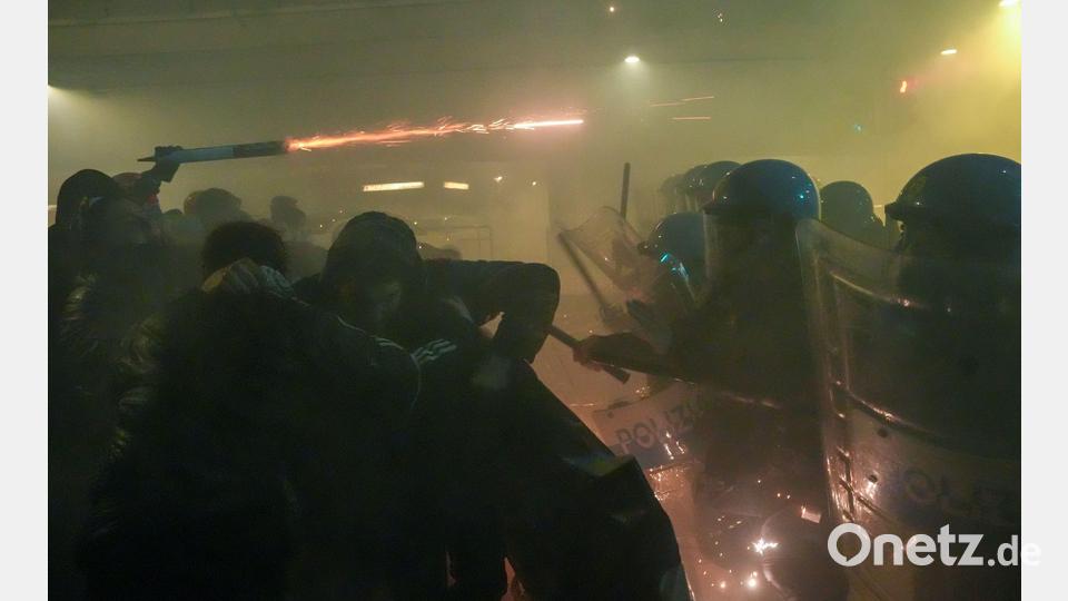 Demonstranten stoßen während einer Demonstration gegen die Olympischen Spiele Mailand-Cortina 2026 in Mailand mit der Polizei zusammen. Bild: Claudio Furlan/LaPresse/AP/dpa