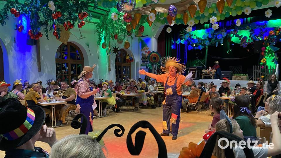 Zwei Vogelscheuchen beobachteten genau, was sich so im Garten tat und fassten die aktuellen Ereignisse aus ihrer Sicht zusammen - sehr zum Vergnügen der Zuhörer! Bild: aub