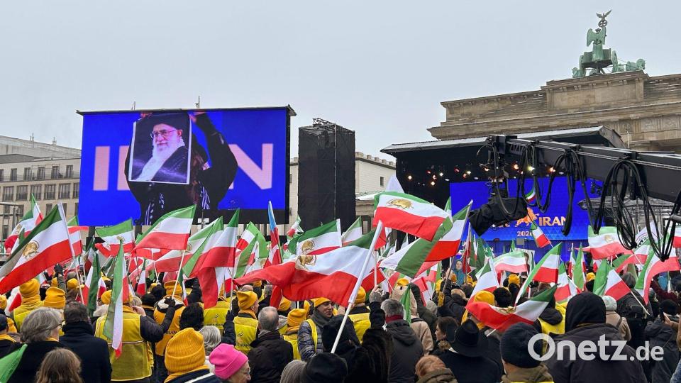 Tausende Menschen demonstrieren vor dem Brandenburger Tor für Freiheit im Iran. Bild: Ole Rockrohr/dpa