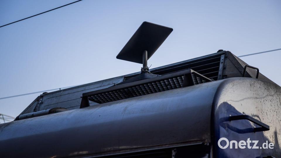 Starlink-Antennen bieten Internet-Zugang ohne Infrastruktur und wird damit im Ukraine-Krieg von beiden Konfliktparteien genutzt. (Symbolbild) Bild: Christoph Soeder/dpa-ENR-Pool/dpa