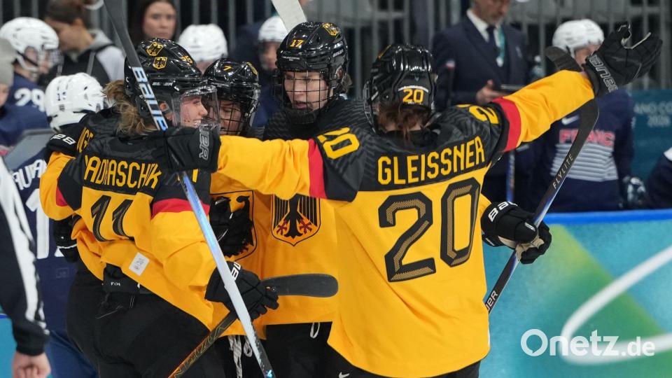 Gute Laune: Das DEB-Team um Kapitänin Daria Gleißner feiert Torschützin Laura Kluge nach dem 1:0. Bild: Carolyn Kaster/AP/dpa