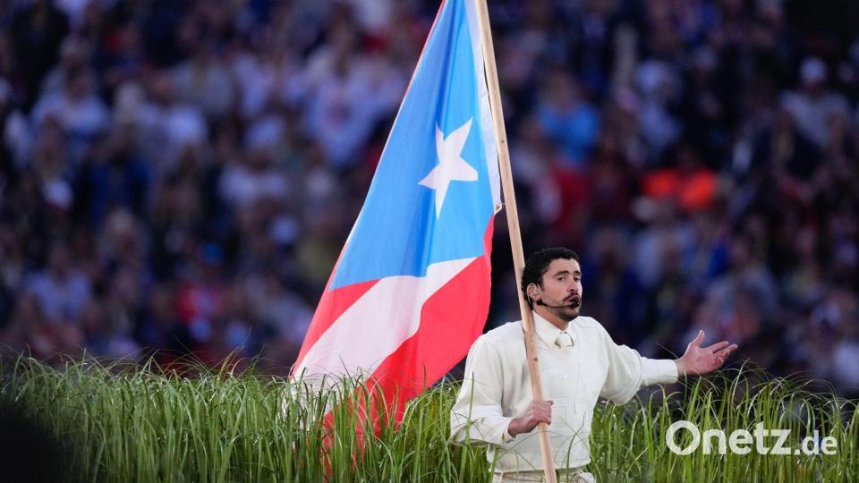 Bad Bunny tritt in der Halbzeitpause beim Super Bowl LX auf. Bild: Mark J. Terrill/AP/dpa