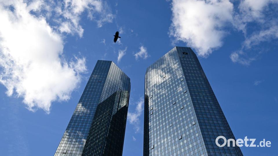 Die frühere Kundenbeziehung zu dem verstorbenen Sexualstraftäter Jeffrey Epstein wird der Deutschen Bank immer wieder zur Last gelegt. (Archivbild) Bild: Arne Dedert/dpa