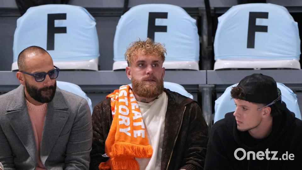 US-Influencer Jake Paul (M) fieberte mit seiner Verlobten Jutta Leerdam mit. Bild: Antonio Calanni/AP/dpa