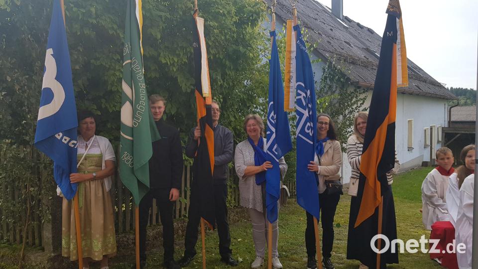 Mit dabei waren auch die Fahnenabordnungen beider Pfarreien. Bild: gi