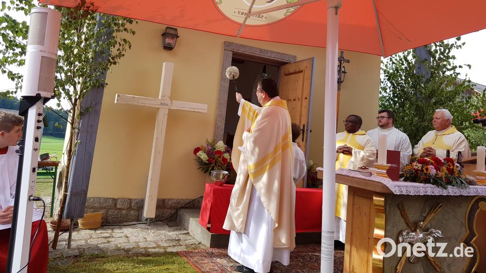 Pfarrer Udo Klösel segnete das Kreuz zur Gründung der Pfarreiengemeinschaft in Ragenwies an der Kapelle. Bild: gi