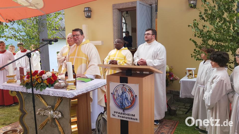 Den Gründungsgottesdienst hielten Pfarrer Udo Klösel, Pfarrvikar Dr. Basil Bazir Ngwega und Diakon Herbert Sturm. Bild: gi